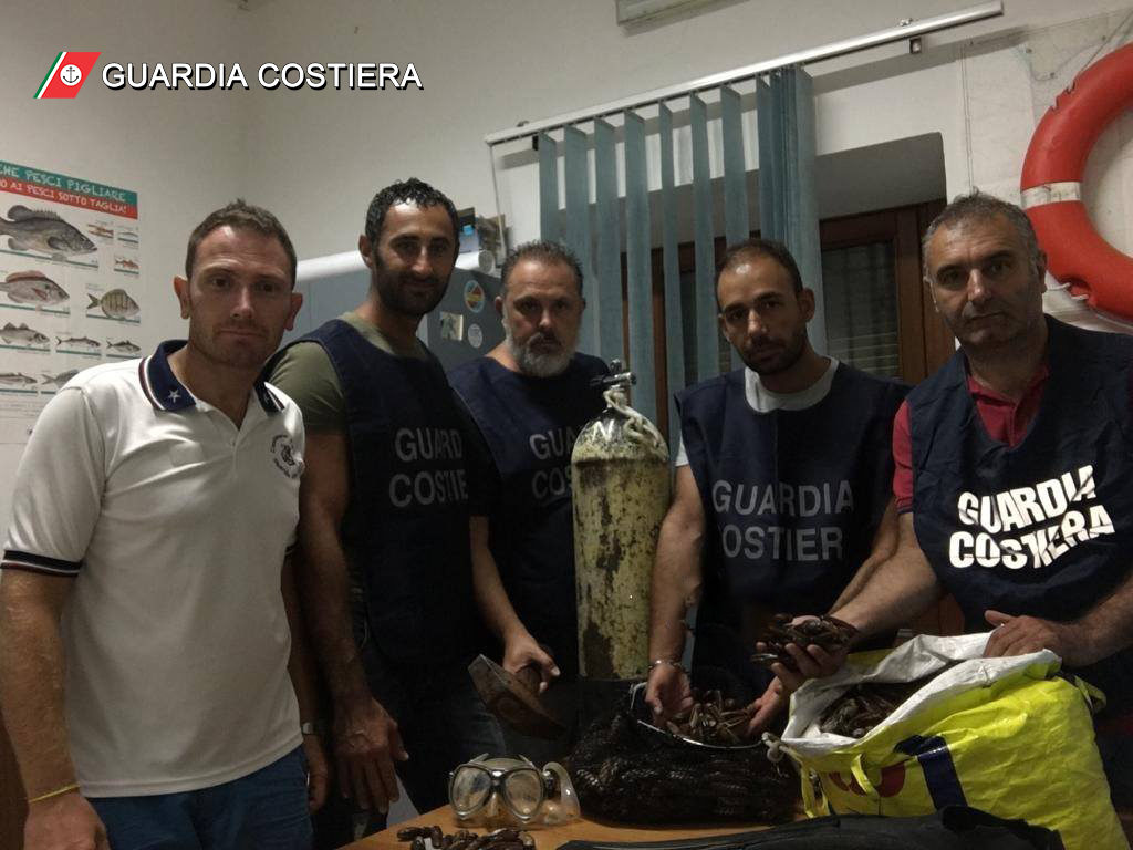 Guardia Costiera denuncia e sequestro di 40 Kg di datteri di mare per un valore di oltre 5000 Euro