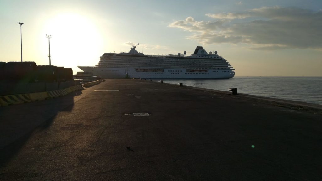 La nave da crociera Crystal Serenity della Crystal Cruises ormeggia a Gaeta