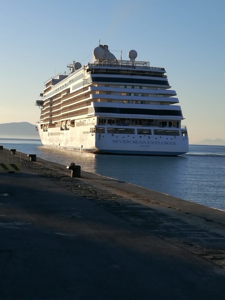 La Seven Seas Explorer ormeggia a Gaeta