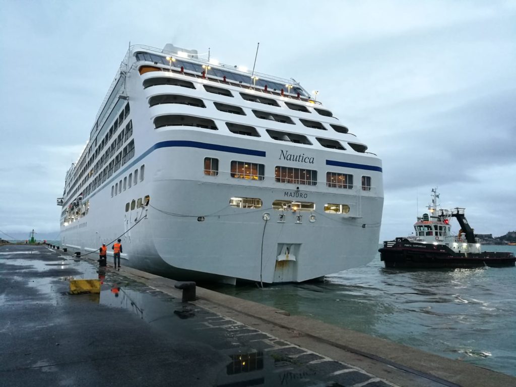 Nave da crociera Nautica ormeggia nel porto di Gaeta